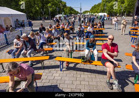 Berlin Umweltfestival 2024, Wald Einer fuer alle, Brandenburger Tor, Berlin, 28.04.2024 Umweltfestival 2024, Wald Einer fuer alle, Brandenburger Tor, Berlin, 28.04.2024 *** Berlin Environmental Festival 2024, Forest One for all, Brandenburg Gate, Berlin, 28 04 2024 Environmental Festival 2024, Forest One for all, Brandenburg Gate, Berlin, 28 04 2024 Copyright: xEibner-Pressefoto/JadrankoxMarjax EP JMC Stock Photo