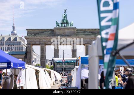 Berlin Umweltfestival 2024, Wald Einer fuer alle, Brandenburger Tor, Berlin, 28.04.2024 Umweltfestival 2024, Wald Einer fuer alle, Brandenburger Tor, Berlin, 28.04.2024 *** Berlin Environmental Festival 2024, Forest One for all, Brandenburg Gate, Berlin, 28 04 2024 Environmental Festival 2024, Forest One for all, Brandenburg Gate, Berlin, 28 04 2024 Copyright: xEibner-Pressefoto/JadrankoxMarjax EP JMC Stock Photo