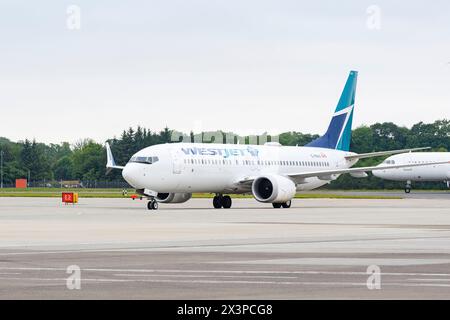 Simply the West(Jet)  Inaugural Edinburgh flight for Canadian airline WestJet  Canadian airline WestJet’s inaugural flight from Edinburgh has departed Stock Photo