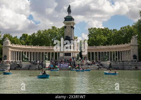 Madrid, Spain. 28th Apr, 2024. A group of demonstrators protest under the statue of Alfonso XII at the Retiro Park in Madrid A group of pro-Palestinian activists staged at the central pond of El Retiro park in Madrid the 'blockade of the flotilla' of humanitarian aid chartered from Spain through the Mediterranean and which is currently detained in Turkey with the impossibility of setting sail to Gaza. Credit: SOPA Images Limited/Alamy Live News Stock Photo