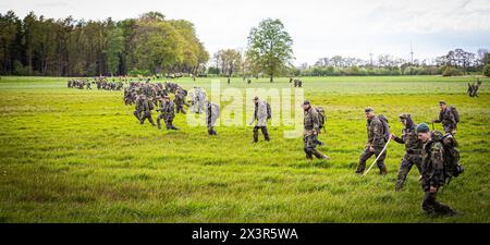 28 April 2024, Lower Saxony, Hüttenberg: Bundeswehr soldiers search for ...