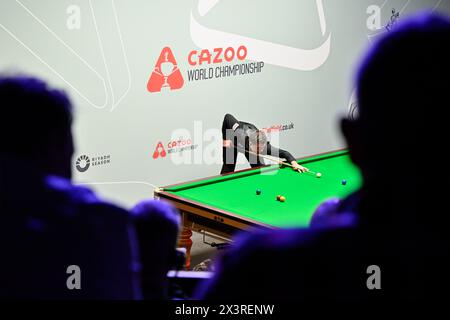Ryan Day takes a shot, during the Cazoo World Championships 2024 at Crucible Theatre, Sheffield, United Kingdom, 28th April 2024  (Photo by Cody Froggatt/News Images) Stock Photo