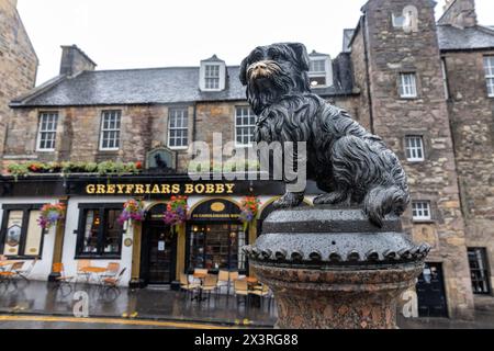 A statue of the dog Greyfriars Bobby outside the pub bearing his name in Edinburgh Stock Photo