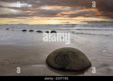 Moeraki Boulders on Moeraki Boulders (Kaihinaki) Beach, Moeraki, Otago, South Island, New Zealand Stock Photo