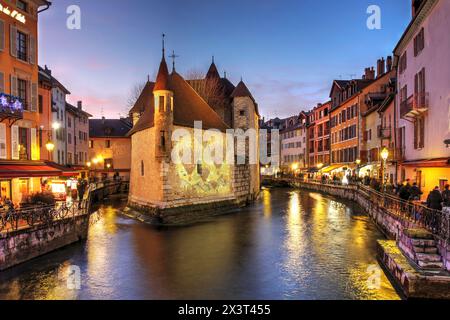 Palais de l'Isle, a 12th century castle on the Thiou river in Annecy, Haute-Savoie, France at night Stock Photo