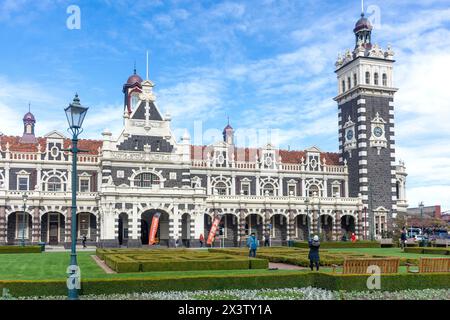 Dunedin Railway Station from Anzac Square Gardens, Dunedin Central, Dunedin (Ōtepoti), Otago, New Zealand Stock Photo