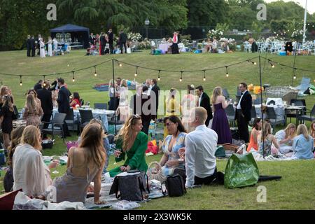 Garden party at the Hurlingham Club, an exclusive private members London club. Members and guests at the annual Fête Champête. Fulham, London, England 11th June 2022 UK 2020s HOMER SYKES Stock Photo