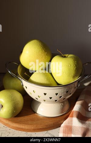 Colander with fresh green apples on color background Stock Photo - Alamy