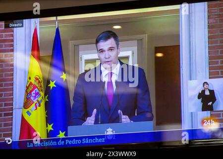 Madrid, Madrid, Spain. 29th Apr, 2024. Transmission of PEDRO SANCHEZ President of the Government of Spain, through a television in a bar in the Center of Madrid. Pedro Sanches gave an institutional message that he remains in office, after canceling his public agenda for four days and reflecting on his continuity as head of the Executive. (Credit Image: © Luis Soto/ZUMA Press Wire) EDITORIAL USAGE ONLY! Not for Commercial USAGE! Stock Photo