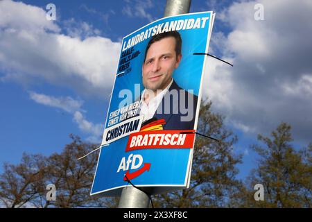 AfD-Wahlplakat - Landratswahl im Saale-Holzland-Kreis am 26. Mai 2024 - Deutschland, GER, DEU, Germany, Neustadt an der Orla, 27.04.2024 - LANDRATSKANDIDAT CHRISTIAN BRATFISCH - AfD - EINER VON HIER - EINER VON UNS - Am 26. Mai 2024 wählt der Saale-Holzland-Kreis einen neuen Landrat. Landrat Andreas Heller CDU darf nicht noch einmal antreten, um seine Nachfolge bewerben sich sechs Kandidaten. *** AfD election poster District Administrator election in the Saale Holzland district on May 26, 2024 Germany, GER, DEU, Germany, Neustadt an der Orla, 27 04 2024 LANDRATSKANDIDAT CHRISTIAN BRATFISCH AfD Stock Photo