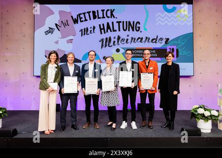 29 April 2024, Berlin: Bettina Stark-Watzinger (FDP, r), Federal Minister of Education and Research, and Alexandra Heraeus (l), Chairwoman of the Board of the Heraeus Education Foundation, stand on stage with the winners of the 'Exemplary School Leadership' category at the 'German Teaching Award - Innovative Teaching' 2023 ceremony. These are Andre Szymkowiak from Gymnasium Thusneldastraße Köln-Deutz (1st prize), Thomas von Pluto-Prondzinski from Robert-Jungk-Oberschule Berlin(3rd prize) and Angelika Gruß, Nikolaos Papathanassiou and Patrick Deppe from Paul Robeson-Schule (Oberschule der Stadt Stock Photo