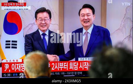 South Korea's 24-hour YTN TV shows South Korean President Yoon Suk Yeol (R) meeting with main opposition Democratic Party leader Lee Jae-myung (L) during a news program at the Seoul Railway Station in Seoul. Opposition leader Lee Jae-Myung asked President Yoon Suk Yeol on April 29 to agree to a special probe into suspicions surrounding a Marine's death and to resolve suspicions surrounding his family in an apparent reference to first lady Kim Keon Hee. Opposition leader Lee made the demands during his first-ever meeting with President Yoon at the presidential office, which followed the ruling Stock Photo