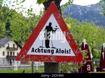 Ausflug nach Bad Ischl, am 26.04.2024. Das Bild zeigt ein Verkehrsschild mit der Aufschrift Achtung Alois Und einem servierenden Kellner im Cafe Zauner an der Esplanade in Bad Ischl 2024 - Ausflug nach Bad Ischl, am 26.04.2024. *** Excursion to Bad Ischl, on 26 04 2024 The picture shows a traffic sign with the inscription Achtung Alois and a serving waiter in Cafe Zauner on the Esplanade in Bad Ischl 2024 Excursion to Bad Ischl, on 26 04 2024 Stock Photo