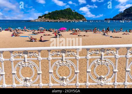 Bathers at Ondarreta Beach, behind Santa Clara Island, Donostia, San Sebastian, cosmopolitan city of 187,000 inhabitants, noted for its gastronomy, ur Stock Photo