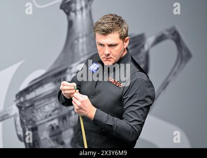 Ryan Day chalks his cue, during the Cazoo World Championships 2024 at Crucible Theatre, Sheffield, United Kingdom, 29th April 2024  (Photo by Cody Froggatt/News Images) Stock Photo