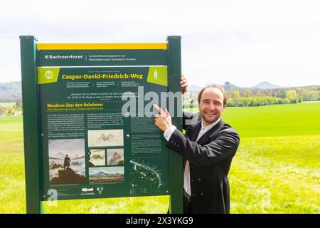 Neuer Caspar-David-Friedrich-Weg in der Sächsischen Schweiz eröffnet Wandern überm Nebelmeer: Dazu lädt die Sächsische Schweiz im Caspar-David-Friedrich-Jahr ein. Eine zentrale Rolle wird der Caspar-David-Friedrich-Wanderweg spielen. Zum Jubiläum wurde die Route, auf welcher der Jahrhundertkünstler nachweislich zahlreiche Motive gefunden hat, wiederentdeckt und grundlegend überarbeitet. Johannes Gärtner alias Caspar David Friedrich Reinhardtsdorf-Schöna Sachsen Deutschland *** New Caspar David Friedrich Trail opens in Saxon Switzerland Hiking above the sea of fog Saxon Switzerland invites you Stock Photo