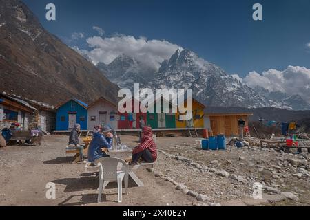 Trekkers enjoying teahouse life on the Kangchenjunga (Kanchenjunga)  trek, Khambachen, Nepal Stock Photo
