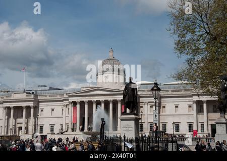 Trafalgar Square, National Gallery, Bicycles and tourists; City of Westminster; London, UK Stock Photo