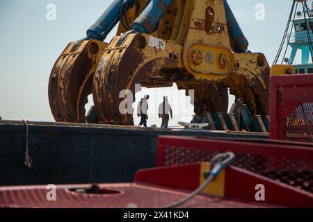 Dundalk, United States Of America. 28th Apr, 2024. Dundalk, United States of America. 28 April, 2024. Salvage crews prepare the HSWC500-1000 heavy duty hydraulic salvage grab claw attached to the massive Chesapeake 1000 heavy lift sheerleg crane ship as work continues to clear the wreckage of the collapsed Francis Scott Key Bridge, April 28, 2024, near Dundalk, Maryland. The bridge was struck by the 984-foot container ship MV Dali on March 26th and collapsed killing six workers. Credit: Dylan Burnell/U.S Army Corps of Engineers/Alamy Live News Stock Photo