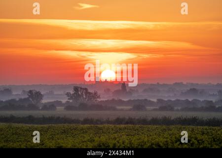 Sunrise behind Ely Cathedral, as seen from Haddenham Stock Photo