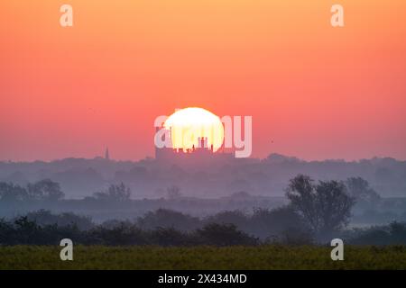 Sunrise behind Ely Cathedral, as seen from Haddenham Stock Photo