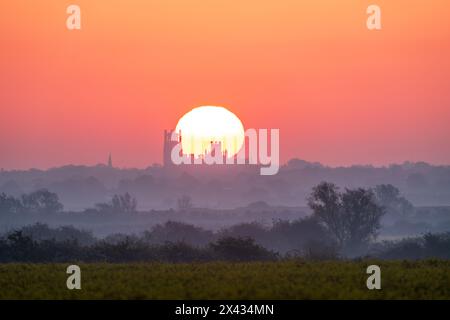 Sunrise behind Ely Cathedral, as seen from Haddenham Stock Photo