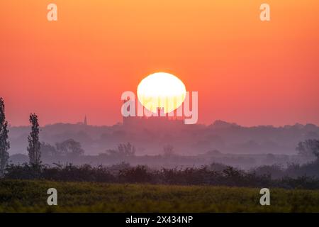 Sunrise behind Ely Cathedral, as seen from Haddenham Stock Photo