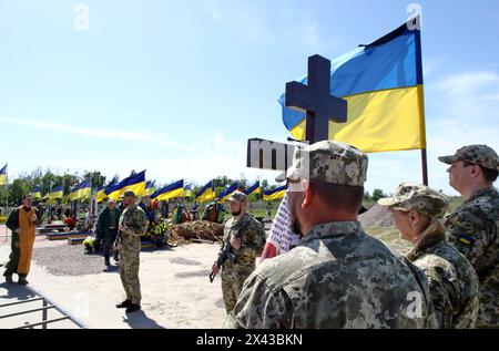 Non Exclusive: HOSTOMEL, UKRAINE - APRIL 29, 2024 - Servicemen are seen at the Alley of Heroes at the Hostomel Cemetery, Hostomel, Kyiv region, northe Stock Photo