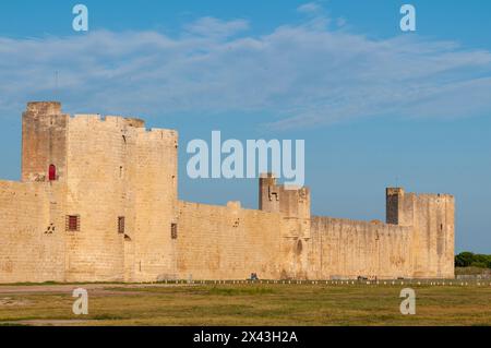 A scenic view of the Aigues Mortes city walls. Aigues Mortes, Gard, Languedoc Roussillon, France. Stock Photo