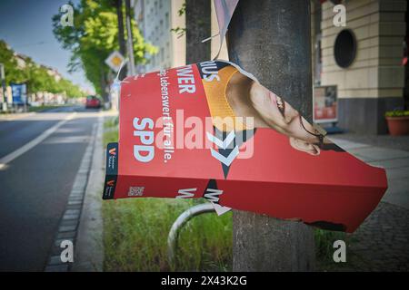 RECORD DATE NOT STATED Leipzig, 30.04.2024 Ein frisch aufgehängtes Wahlplakat von Marius Wittwer SPD hängt abgerissen und durchgerissen am Mast einer Straßenlaterne. Karl-Liebknecht-Straße Südvorstadt Europawahl 2024 und Stadtratswahl 2024 am 09.06.2024 Sachsen Deutschland *** Leipzig, 30 04 2024 A freshly hung election poster of Marius Wittwer SPD hangs torn and torn on the pole of a street lamp Karl Liebknecht Straße Südvorstadt European Election 2024 and City Council Election 2024 on 09 06 2024 Saxony Germany Stock Photo