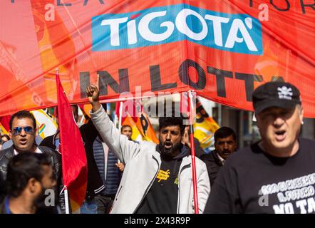 Milano, Italia. 30th Apr, 2024. Corteo dei lavoratori del sindacato Cub di Tigotà contro licenziamenti e chiusura del magazzino di Broni da Via Taramelli alla sede della Regione Lombardia - Cronaca - Milano, Italia - Martedì, 30 Aprile 2024 (foto Stefano Porta/LaPresse) Procession of Tigotà workers against layoffs and closure of the Broni warehouse from Via Taramelli to the headquarters of the Lombardy Region - News - Milano, Italy - Tuesday, April 30, 2024 (photo Stefano Porta/LaPresse) Credit: LaPresse/Alamy Live News Stock Photo