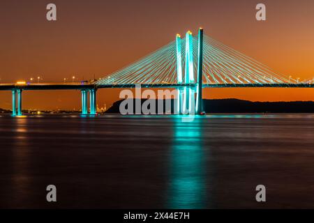 USA, New York, Tarrytown. Hudson River and the Gov. Mario Cuomo (Tappan Zee) Bridge at night Stock Photo