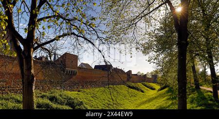 Town wall with moat in Zons, Dormagen, Lower Rhine, North Rhine-Westphalia, Germany Stock Photo