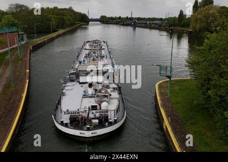 The motor tanker Wiki leaves the Wanne-Eickel lock system into the underwater, Rhine-Herne Canal, Herne, Ruhr area, Germany Stock Photo