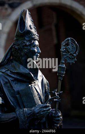 Bronze sculpture of Friedrich III von Saarwerden, artist Bert Gerresheim, Zons, Dormagen, Lower Rhine, North Rhine-Westphalia, Germany Stock Photo