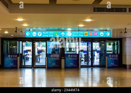 Dxb Way Finding Travellers at Dubai International Airport Terminal Stock Photo - Alamy
