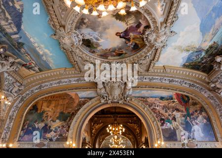 Dining Room at Le Train Bleu, Gare de Lyon, Paris, France. Striking are the 41 sumptuous wall and ceiling paintings, which depict scenes from France. Stock Photo
