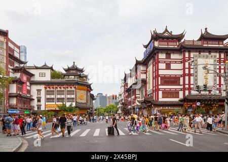 Shanghai, China - August 11 2018: Main street of Fang Bang Zhong Lu (YuYuan Market) in the old city of Shanghai near Yuyuan Garden, Shanghai's popular Stock Photo