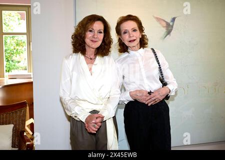 Friederike Sehmsdorf und Sibylle Prinzessin von Preußen bei der Vernissage Hoffnungsglück mit Werken von Sibylle Prinzessin von Preußen und Grita Götze anlässlich des Gallery Weekends in der Galerie Kunst-Kontor. Potsdam, 28.04.2024 *** Friederike Sehmsdorf and Sibylle Princess of Prussia at the vernissage Hoffnungsglück with works by Sibylle Princess of Prussia and Grita Götze on the occasion of the Gallery Weekend at Galerie Kunst Kontor Potsdam, 28 04 2024 Foto:xM.xWehnertx/xFuturexImagex hoffnungsglueck4408 Stock Photo