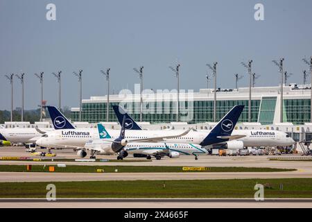 Franz-Josef-Strauß Flughafen München Vor dem Terminalgebäude des Münchener Flughafens herrscht reger Verkehr von Lufthansa-Maschinen. München Oberding Bayern Deutschland *** Franz Josef Strauß Airport Munich In front of the terminal building at Munich Airport there is a lot of traffic from Lufthansa aircraft Munich Oberding Bavaria Germany 20240430-6V2A2645 Stock Photo