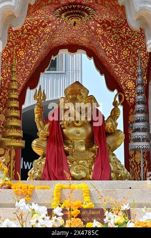 Close-up of the principal Ganesha image at the Phra Phikanet Shrine in front of Central World Mall, Bangkok, Thailand Stock Photo
