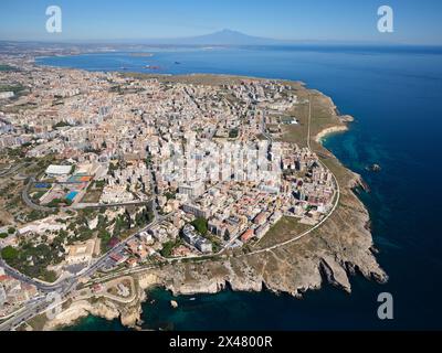 AERIAL VIEW. The city of Syracuse with Mount Etna in the distance. Province of Syracuse, Sicily, Italy. Stock Photo