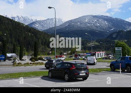 Kreisverkehr der Stadt Imst in Tirol, Österreich *** Traffic circle in the town of Imst in Tyrol, Austria Stock Photo