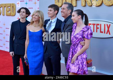 Shepherd Seinfeld, Jessica Seinfeld, Julian Seinfeld, Jerry Seinfeld und Sascha Seinfeld bei der Premiere des Netflix-Films Unfrosted im Egyptian Theater. Los Angeles,30.04.2024 *** Shepherd Seinfeld, Jessica Seinfeld, Julian Seinfeld, Jerry Seinfeld and Sascha Seinfeld at the premiere of the Netflix film Unfrosted at the Egyptian Theater Los Angeles,30 04 2024 Foto:xD.xStarbuckx/xFuturexImagex unfrosted 4431 Stock Photo