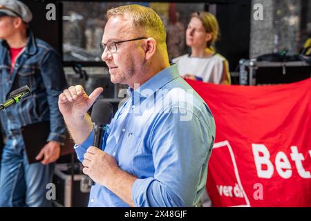 Maikundgebung des DGB mit Redner Frank Werneke, verdi-Vorsitzender, München, Tag der Arbeit, 1. Mai 2024 Deutschland, München, 1. Mai 2024, Maikundgebung des DGB mit Hauptredner Frank Werneke, verdi-Vorsitzender, Gewerkschaftskundgebung zum 1. Mai auf dem Marienplatz, Gewerkschaften fordern mehr Lohn, eine bessere Work-Life-Balance, mehr soziale Sicherheit, Tag der Arbeit, Feiertag, Bayern, *** May Day rally of the DGB with speaker Frank Werneke, verdi chairman, Munich, Labor Day, 1 May 2024 Germany, Munich, 1 May 2024, May Day rally of the DGB with keynote speaker Frank Werneke, verdi chairma Stock Photo