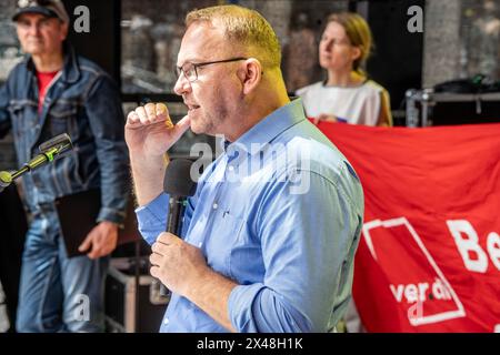 Maikundgebung des DGB mit Redner Frank Werneke, verdi-Vorsitzender, München, Tag der Arbeit, 1. Mai 2024 Deutschland, München, 1. Mai 2024, Maikundgebung des DGB mit Hauptredner Frank Werneke, verdi-Vorsitzender, Gewerkschaftskundgebung zum 1. Mai auf dem Marienplatz, Gewerkschaften fordern mehr Lohn, eine bessere Work-Life-Balance, mehr soziale Sicherheit, Tag der Arbeit, Feiertag, Bayern, *** May Day rally of the DGB with speaker Frank Werneke, verdi chairman, Munich, Labor Day, 1 May 2024 Germany, Munich, 1 May 2024, May Day rally of the DGB with keynote speaker Frank Werneke, verdi chairma Stock Photo