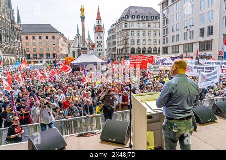 Maikundgebung des DGB mit Redner Frank Werneke, verdi-Vorsitzender, München, Tag der Arbeit, 1. Mai 2024 Deutschland, München, 1. Mai 2024, Maikundgebung des DGB mit Hauptredner Frank Werneke, verdi-Vorsitzender, Gewerkschaftskundgebung zum 1. Mai auf dem Marienplatz, Gewerkschaften fordern mehr Lohn, eine bessere Work-Life-Balance, mehr soziale Sicherheit, Tag der Arbeit, Feiertag, Bayern, *** May Day rally of the DGB with speaker Frank Werneke, verdi chairman, Munich, Labor Day, 1 May 2024 Germany, Munich, 1 May 2024, May Day rally of the DGB with keynote speaker Frank Werneke, verdi chairma Stock Photo