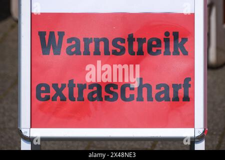 Düsseldorf 01.05.2024 Maidemo 1. Mai Mai-Demo Gewerkschaften verdi ver.di Demonstration DGB NGG Gewerkschaft Nahrung-Genuss-Gaststätten Streik ist unser Recht , Wir betteln nicht Warnstreik Extrascharf Düsseldorf Nordrhein-Westfalen Deutschland *** Düsseldorf 01 05 2024 May Day demo May 1 demo trade unions verdi ver di demonstration DGB NGG trade union food and catering strike is our right , We are not begging warning strike Extrascharf Düsseldorf North Rhine-Westphalia Germany Stock Photo