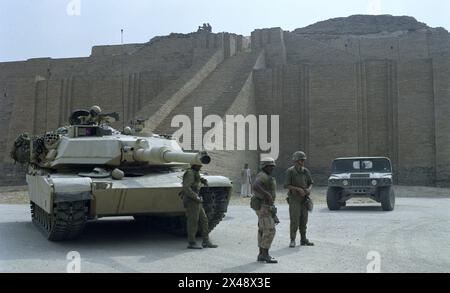 2nd April 1991 U.S. Army soldiers stand next to an M1A1 Abrams tank in front of the Great Ziggurat of Ur in southern Iraq. Stock Photo