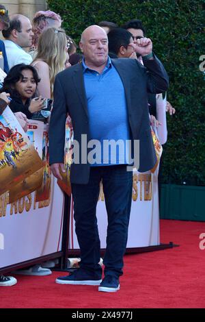 Dean Norris bei der Premiere des Netflix-Films 'Unfrosted' im Egyptian Theater. Los Angeles, 30.04.2024 Stock Photo